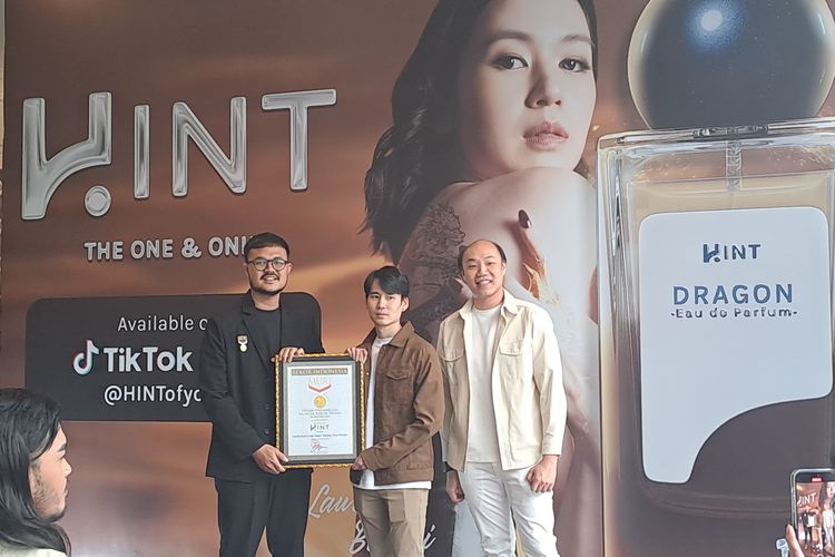Brand parfum lokal HINT ketika menerima penghargaan MURI sebagai parfum pertama yang menggunakan teknologi aroma di Indonesia di Jakarta Selatan, Rabu (21/2/2024).