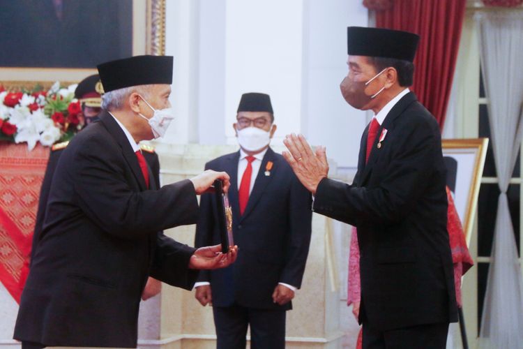 dr. Raden Rubini Natawisastra memperoleh gelar pahlawan nasional dari Presiden Jokowi. Pemberian gelar itu diwakili ahli waris, yakni Ir. Rubianto Wiyogo dan Prof. Widya Arianti pada Senin (7/11/2022).