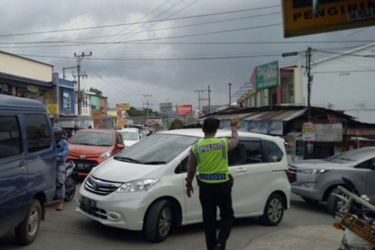 Kemacetan panjang terjadi di Simpang Mariwati, Sukaresmi, Minggu (31/12/2017). Simpang ini merupakan tempat keluar kendaraan dari jalur Jonggol-Sukaresmi, menuju kawasan Puncak.