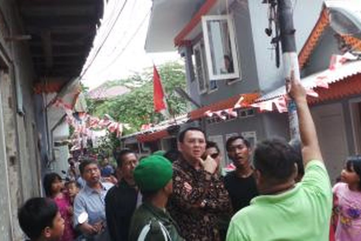 Wakil Gubernur DKI Jakarta, Basuki Tjahaja Purnama 'blusukan' ke Kampung Deret Pejompongan, Jakarta Pusat, Minggu (24/8/2014).