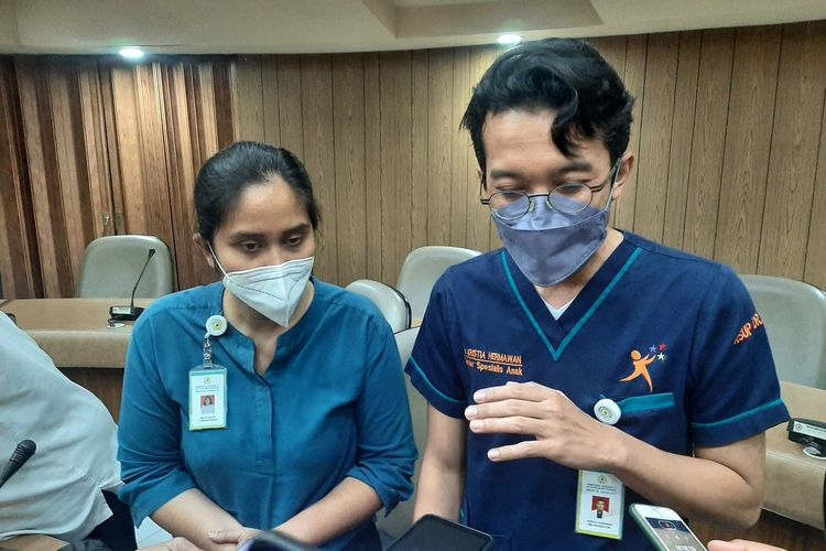 dr. Kristia Hermawan M.Kes. Sp.A. dokter spesialis anak RSUP dr Sardjito Yogyakarta saat menemui wartawan usai jumpa pers terkait penanganan gagal ginjal akut.