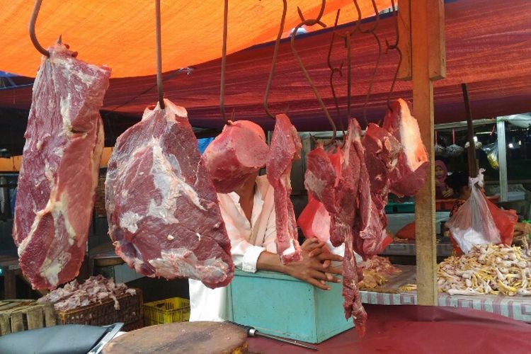 Harga sejumlah komoditas pangan di Pasar Ciputat, Tangsel terpantau stabil pada hari pertama puasa, Kamis (17/5/2018).