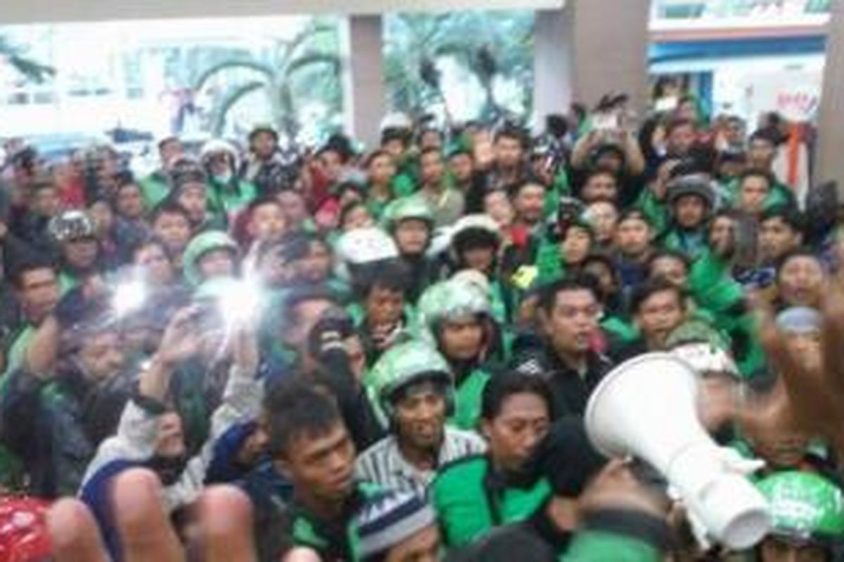 Para pengemudi Go-Jek menggeruduk Mall Sunter menyusul kematian kawannya di mal tersebut.