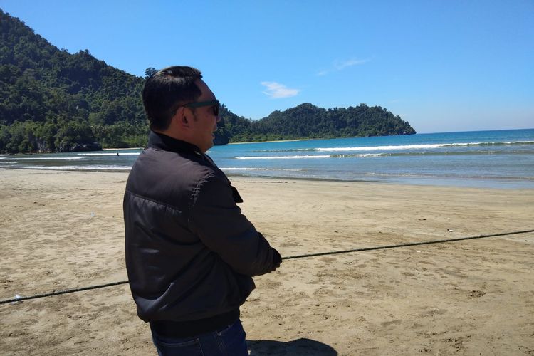 Gubernur Jawa Barat Ridwan Kamil saat mencoba menangkap ikan dengan cara Tarek Pukat di pesisir pantai Aceh Barat, Senin (28/12/2021).

