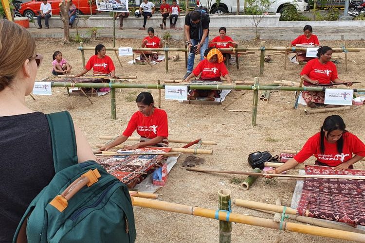 Expo Tenun Ikat di Festival Sandawool 2019 yang diselenggarakan di Sumba Timur, Nusa Tenggara Timur, Jumat (12/7/2019).