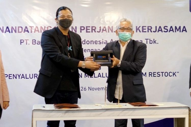 Direktur Utama BRI Agro Ebeneser Girsang dan Direktur Utama Restock Muhammad Farid Andika dalam acara penandatanganan perjanjian kerja sama antara BNI Agro dan Restock, Kamis (26/11/2020). (Dok. BRI)