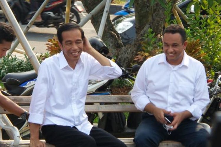 Calon presiden Joko Widodo (kiri) dan juru bicaranya Anies Baswedan saat tengah bersantai di Waduk Pluit, Jakarta Utara, Selasa (22/7/2014).