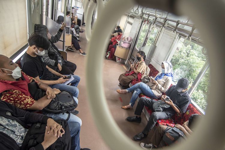 Penumpang duduk tanpa berjarak di dalam KRL Commuter Line, Jakarta, Rabu (9/3/2022). Pemerintah menerbitkan aturan baru naik KRL yaitu tempat duduk tanpa jarak, peningkatan kapasitas hingga 60 persen, balita dibolehkan naik dengan didampingi orang tua, wajib memakai masker, dilarang berbicara dan sudah divaksin COVID-19.