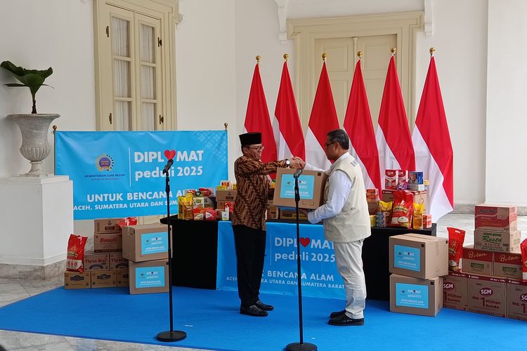Menteri Luar Negeri Sugiono saat menyerahkan bantuan untuk korban banjir di Sumatera melalui Deputi Bidang Sistem dan Strategi BNPB Raditya Jati di Gedung Pancasila Kemlu, Jakarta, Jumat (5/12/2025)