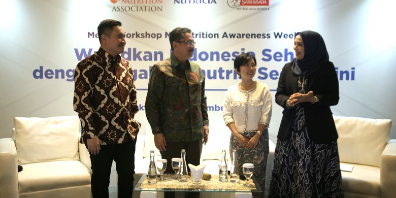 Dari kiri ke kanan: Dr. Ray Wagiu Basrowi, Prof. Ari Fahrial Syam, SpPD-KGEH, dan Dr. Luciana B. Sutanto, MS, SpGK(K), serta dr. Lula Kamal, berfoto bersama usai media workshop Pekan Sadar Malnutrisi 2024 : Wujudkan Indonesia Sehat dengan Cegah Malnutrisi Sedari Dini di Jakarta (17/9/2024).

