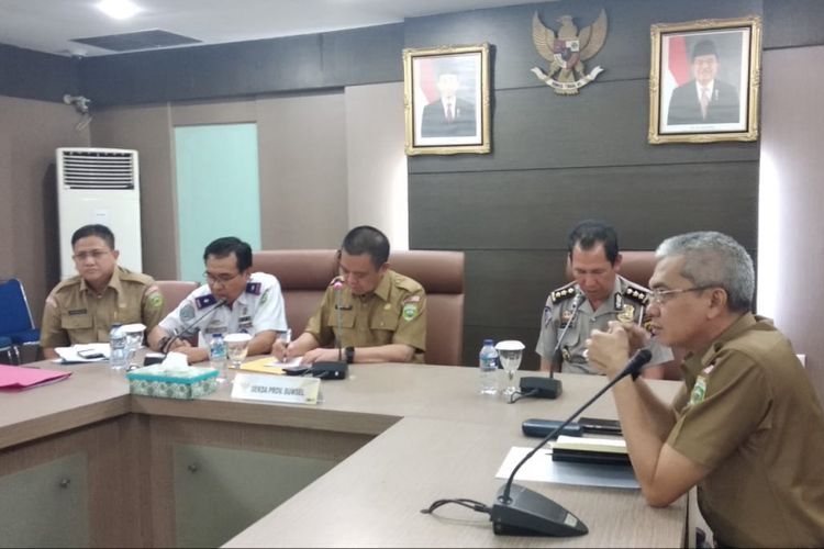 Rapat soal angkutan batubara dilarang melintas di jalur umum wilayah Sumatera Selatan setelah Pergub  nomor 23 tahun 2012 tentang angkutan batubara dicabut, Selasa (6/11/2018).