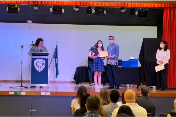 Pemberian penghargaan kepada siswa di Melrose High School, Canberra, Australia pada Jumat (3/12/2021) oleh Atase Pendidikan dan Kebudayaan (Atdikbud) KBRI di Canberra Mukhamad Najib.