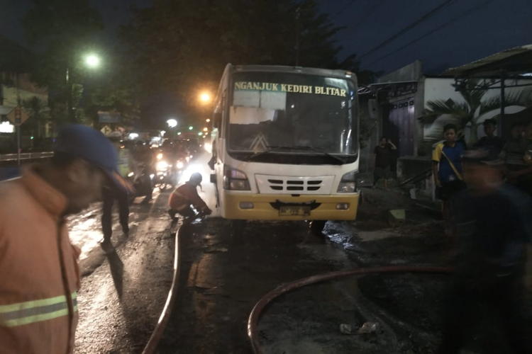 Situasi seusai pemadaman bis yang terbakar di Jl.Gatot Subroto Kota Kediri, Jawa Timur, Jumat (10/5/2019).