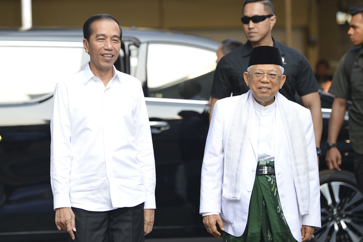 Pasangan Calon Presiden dan Calon Wakil Presiden nomor urut 01 Joko Widodo (kiri) dan K.H. Maruf Amin (kanan) tiba di kantor KPU, Jakarta, Minggu (30/6/2019).