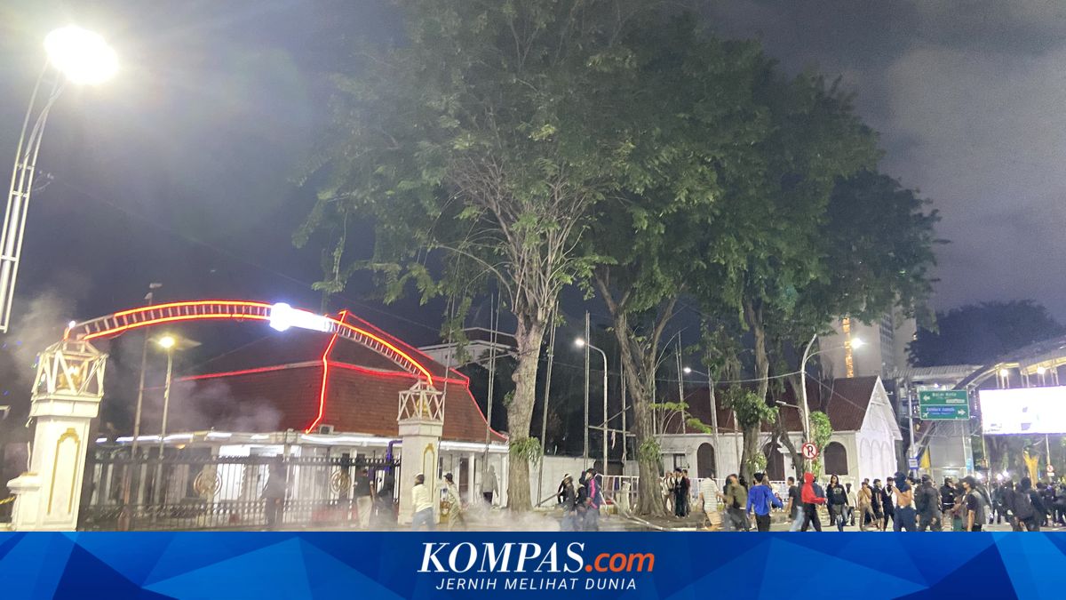 Demo di Surabaya Memanas, Massa Lempar Botol dan Petasan