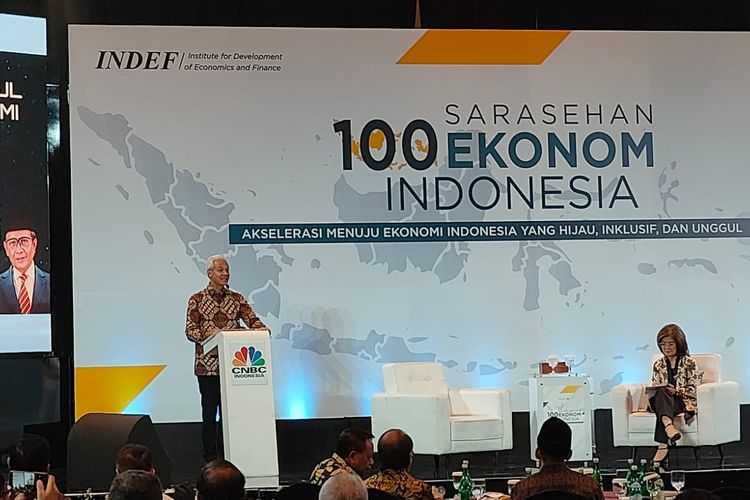 Bakal calon presiden (bacapres) PDI-P, PPP, Perindo dan Hanura, Ganjar Pranowo dalam acara Sarasehan 100 Ekonom Indonesia di Jakarta, Rabu (8/11/2023).