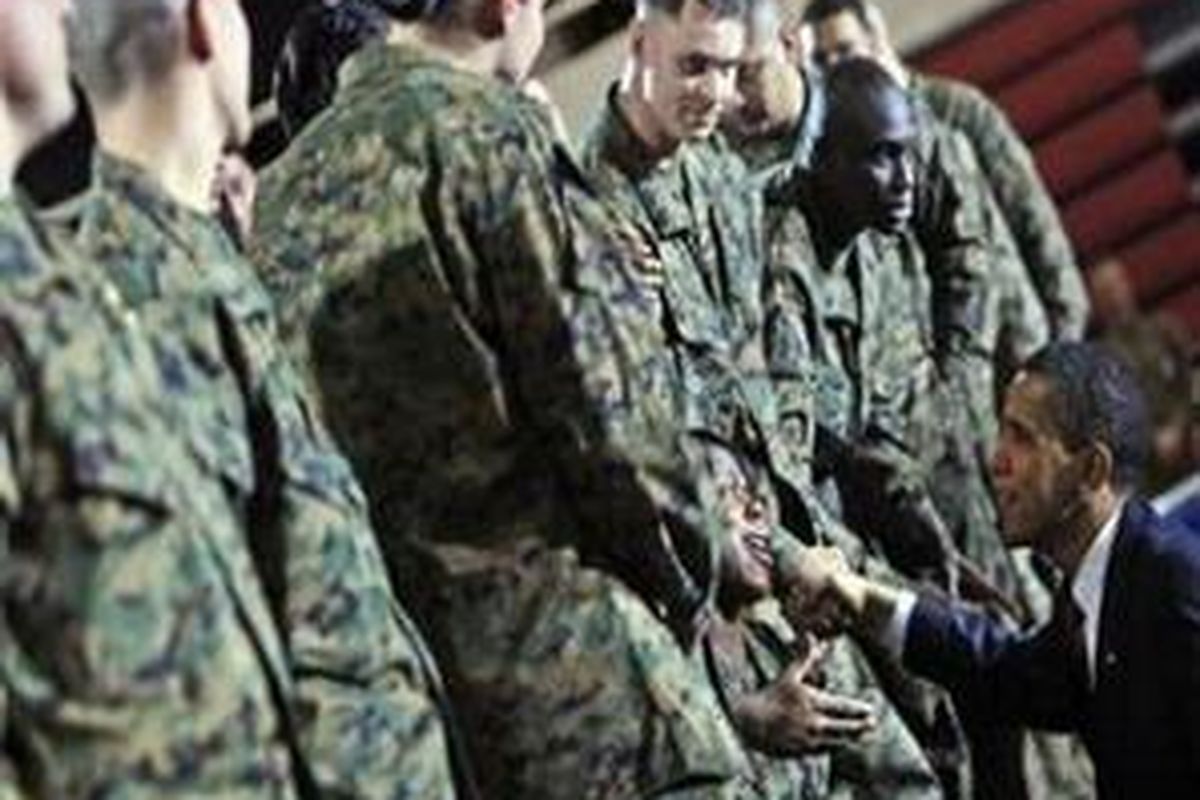 Presiden AS Barack Obama menyalami personil marinir di Pangkalan Korps Marinir Lejeune, N.C., 27 Februari 2009, setelah mengumumkan pengurangan pasukan tempur di Irak
