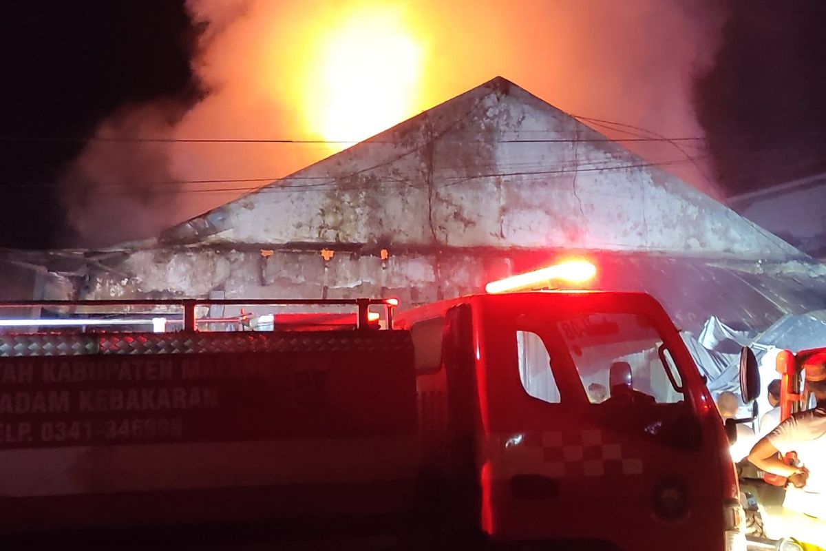 Pemadam kebakaran melakukan pemadaman kebakaran di kawasan Pasar Dampit, Rabu (6/11/2024) dini hari.