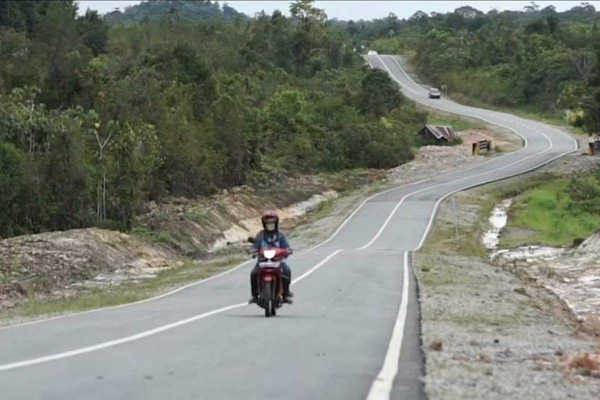 Jalan perbatasan Indonesia-Malaysia di Kalimantan