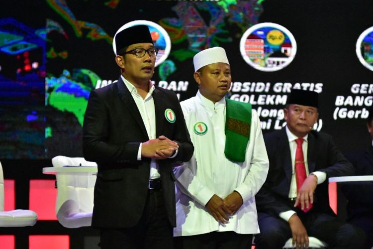 Pasangan nomor urut 1 pada Pilkada Jabar 2018, Ridwan Kamil dan Uu Ruzhanul Ulum (Rindu), saat hadir dalam acara debat publik di Gedung Sabuga, Bandung, Senin (12/3/2018) malam.