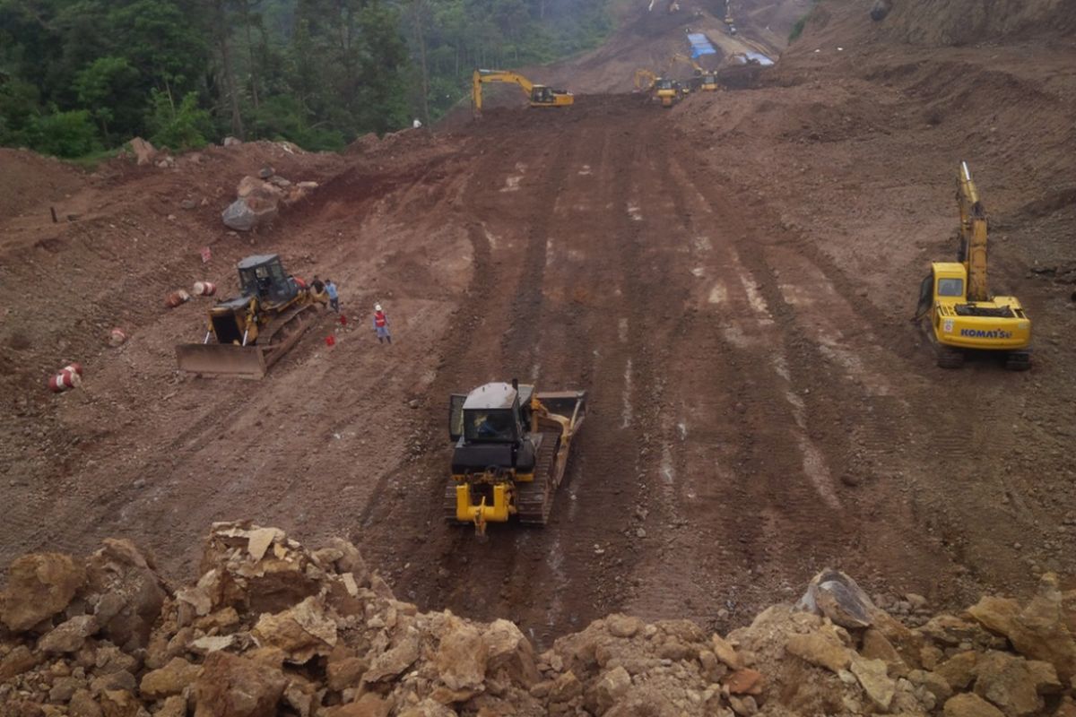 Pekerjaan cut and fill bukit Polosiri di 2.5 kilometer pertama ruas tol Bawen-Salatiga, di wilayah Desa Polosiri, Kecamatan Bawen, Kabupaten Semarang, Jumat (7/4/2017) siang.