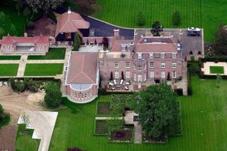 Beckingham Palace ditaksir bernilai 10 juta poundsterling. Istana milik pasangan beken David dan Victoria Beckham ini dijual kepada pembeli swasta.