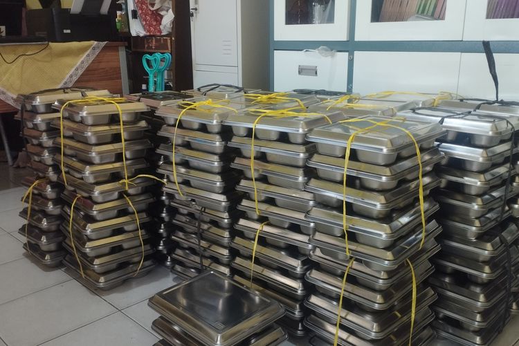 Wadah Makan Bergizi Gratis di Sekolah Dasar (SD) Negeri 065014 di Jalan Petunia Raya, Namo Gajah, Kecamatan Medan Tuntungan, Kota Medan, Provinsi Sumatera Utara pada Jumat (26/9/2025)