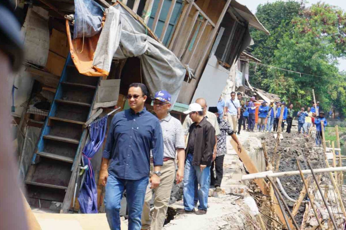 Gubernur DKI Jakarta Anies Baswedan meninjau rumah yang ambles di bantaran Kali Anak Ciliwung RT 001 RW 008 Ancol, Pademangan, Jakarta Utara, Selasa (20/11/2018).