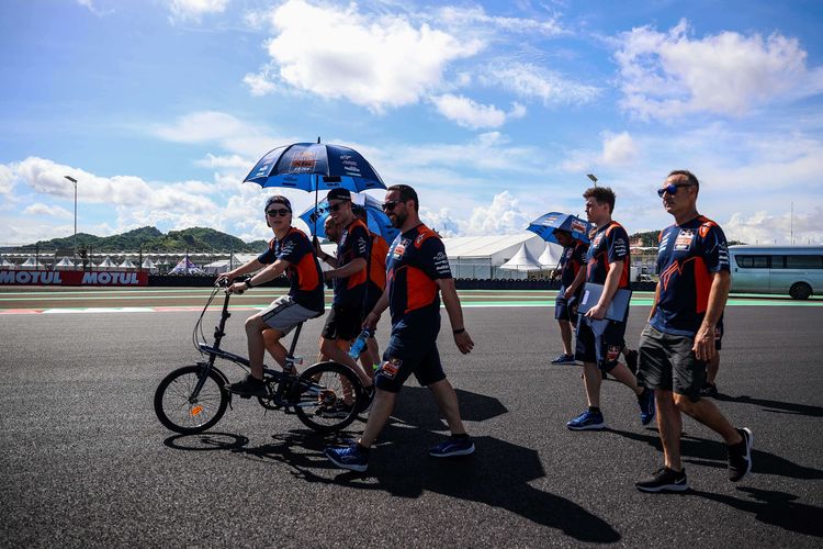 Para rider melakukan jalan di lintasan Sirkuit Internasional Jalan Raya Pertamina Mandalika di Kuta, Pujut, Lombok Tengah, Nusa Tenggara Barat, Kamis (17/3/2022). Agenda Riders Track Familiarisation adalah saat para rider melakukan jalan di lintasan untuk memperhatikan secara detail dan dekat kondisi lintasan.