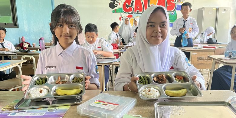 Para siswa SMP Negeri 13 Surabaya saat menerima menu Makan Bergizi Gratis (MBG), Selasa (14/10/2025).