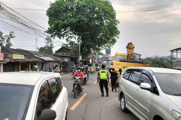 Jembatan Cikereteg yang berlokasi di ruas Jalan Raya Bogor Ciawi-Sukabumi, Caringin, Kabupaten Bogor, Jawa Barat, ambles akibat diguyur hujan deras. Kini, semua kendaraan roda empat dan selebihnya dilarang melintasi jembatan tersebut. Kendaraan dialihkan ke jalan tol.
