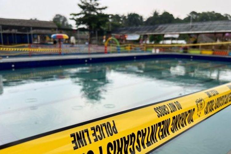 Garis polisi dipasang di Taman Herbal Insani, Sawangan, Kota Depok, Sabtu (7/5/2022), setelah seorang wisatawan tewas tenggelam.