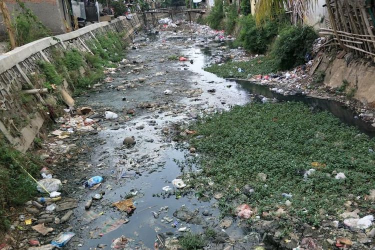 Kondisi Kali Tegal Amba, Jakarta Timur penuh sampah, Senin (8/7/2019).