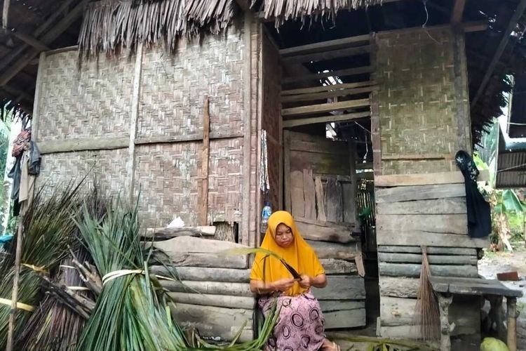 Perjuangan Razma, Ibu Tunggal Besarkan Anak dengan Sapu Lidi di Aceh Utara