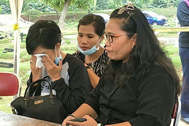 Karen Pooroe mengusap matanya dengan tissue saat menyaksikan proses pembongkaran makam dan otopsi anaknya, di TPU Tanah Kusir Bintaro, Jakarta Selatan, Selasa (19/2/2020)