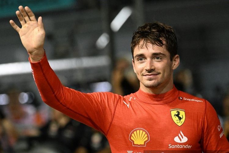 Pebalap Ferrari Charles Leclerc mengambil pole position kesembilannya di Kejuaraan Dunia Formula 1 2022 setelah menjadi yang tercepat di sesi kualifikasi GP Singapura, Sabtu (1/10/2022).