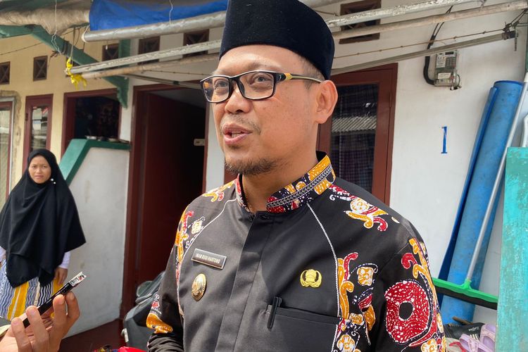 Wakil Wali Kota Depok, Imam Budi Hartono mendangi kediaman Muh Adnan Efendi (13) yang menjadi korban meninggal dunia akibat tertimpa tembok roboh di korban robohnya tembok MTsN 19 Pondok Labu, Cilandak, Jakarta Selatan pada Jumat (7/10/2022). 