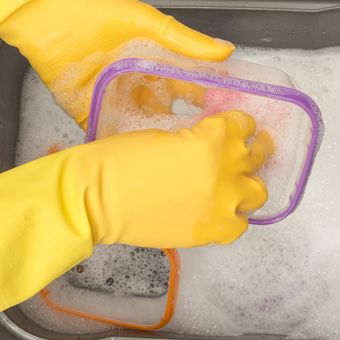 Ilustrasi mencuci wadah plastik, membersihkan wadah plastik. 