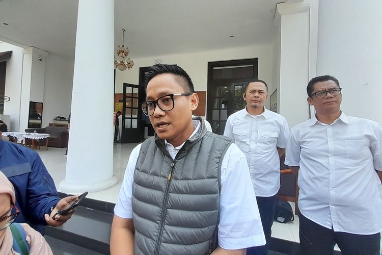 Kepala Satuan Reserse Kriminal Polrestabes Bandung, Komisaris Polisi Agtha Bhuwana Putra tengah menjelaskan soal pelaporan mahasiswa Unisba yang diduga melakukan penipuan berkedok arisan di Bandung, Rabu (8/11/2023).