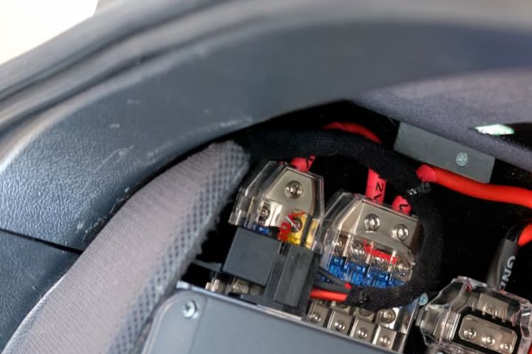 Komponen kabel-kabel audio mobil di Cartens Audio Jakarta