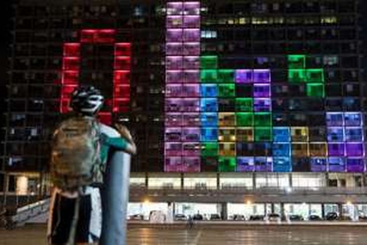 Tiap Kamis malam, gedung City Hall di Tel Aviv berubah menjadi game Tetris raksasa dengan adanya permainan lampu aneka warna.