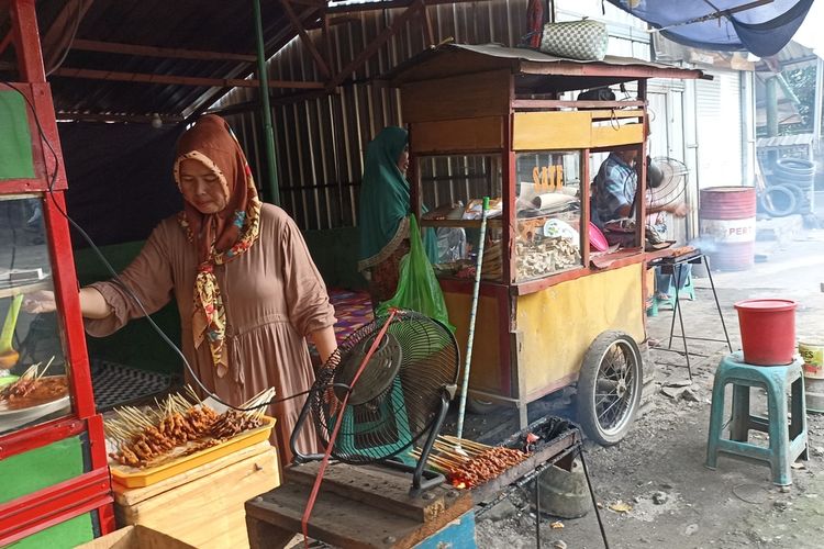 Dwi Ratnawati penjual Sate Bulayak di Narmada Lombok Barat, Senin (3/4/2023)