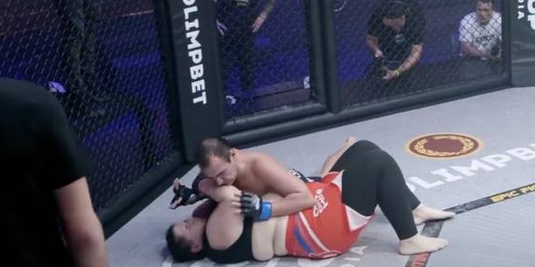 Bokep Olahraga - Bintang Porno Tanding Lawan Model Wanita di MMA, Dipisahkan Penonton yang  Masuk Ring