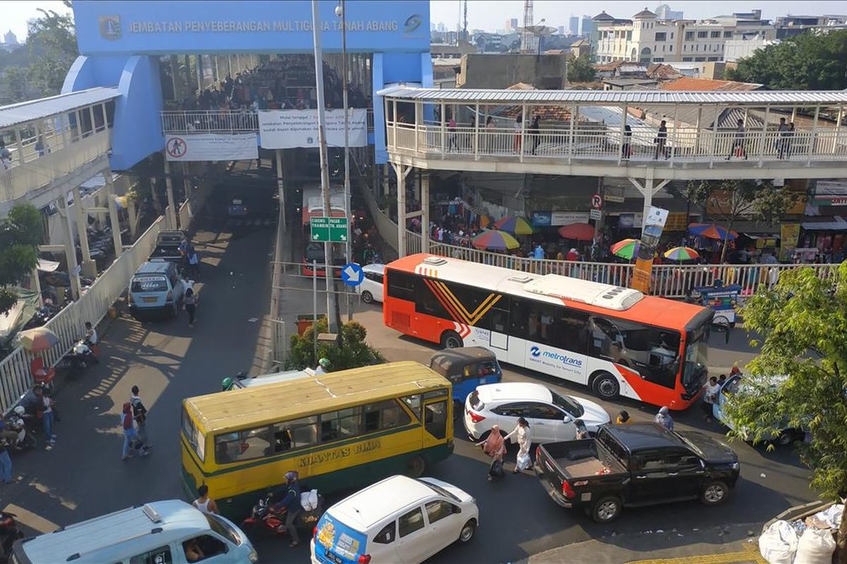 Kepadatan lalu lintas di persimpangan Jalan Jatibaru Raya-Jalan Kebon Jati dekat Pasar Tanah Abang Blok G, Selasa (28/5/2019).