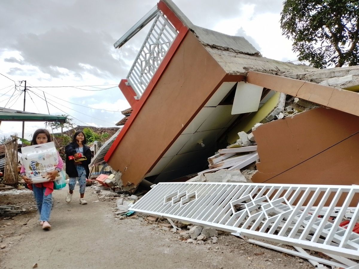 Polda Metro Kirimkan 48 Truk Bantuan Logistik untuk Korban Gempa di Cianjur