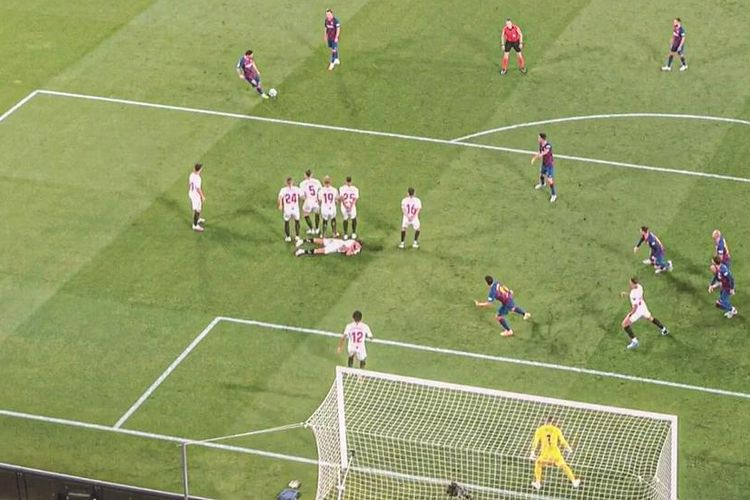 Lionel Messi berupaya mencetak gol dari tendangan bebas langsung atau direct free-kick.