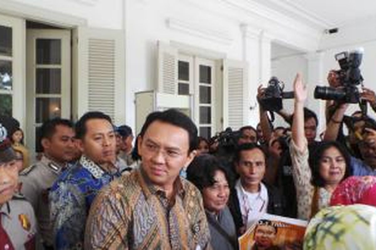 Gubernur DKI Jakarta Basuki Tjahaja Purnama saat menemui puluhan pendukungnya, di pendopo Balai Kota, Selasa (3/3/2015).