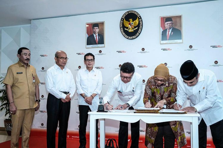 Menteri Pariwisata dan Ekonomi Kreatif Wishnutama Kusubandio tampak menghadiri penandatanganan surat keputusan bersama penambahan hari libur nasional dan cuti bersama tahun 2020, di Jakarta, Senin (9/3/2020).