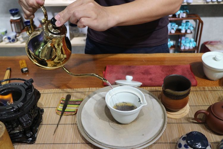 Porses menyeduh teh dengan menggunakan teko yang dilakukan tea master di kedai Pieces of Peace, proses ini bisa disaksikan langsung oleh para pengunjung.