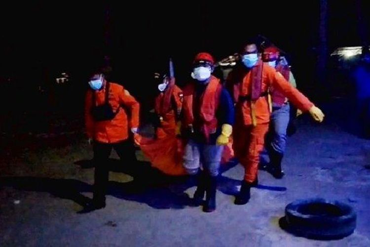 Proses evakuasi sesosok mayat di Pulau Pasumpahan, Bungus Teluk Kabung, Kota Padang, Sumatera Barat, Sabtu (18/2/2023).